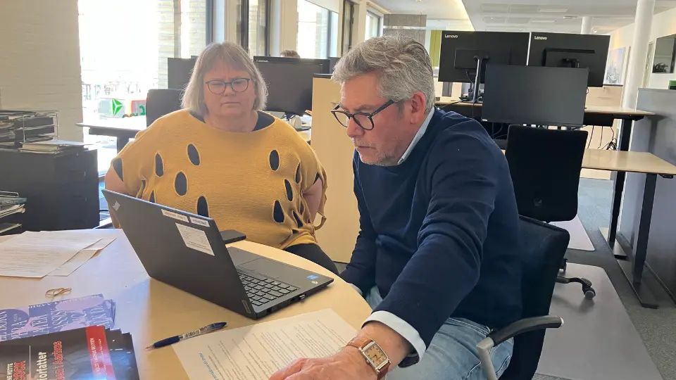 Redaktionschef Jette Bentsen og journalist Lars Kryger arbejder på billedet med at oprette fælles drev til serien, opstille hypoteser og minimums- og maksimumshistorie. Det skete på et startkværksted i april. Foto: Karina Oddershede Dahlgaard